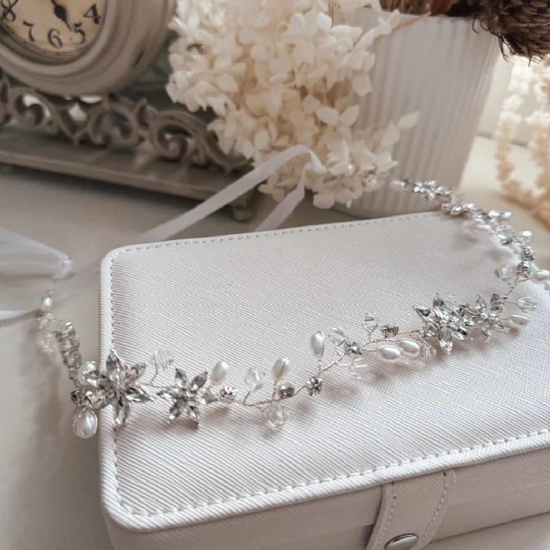 A LITTLE LACEY GIRLS VIVIENNE PEARL AND CRYSTAL HEADPIECE