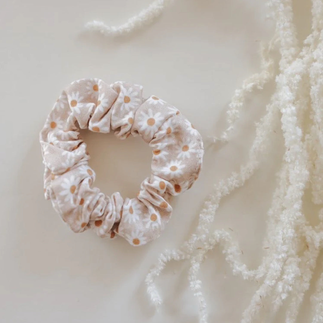 DAINTY DULCIE MARGUERITE BLUSH BEIGE MINI SCRUNCHIE