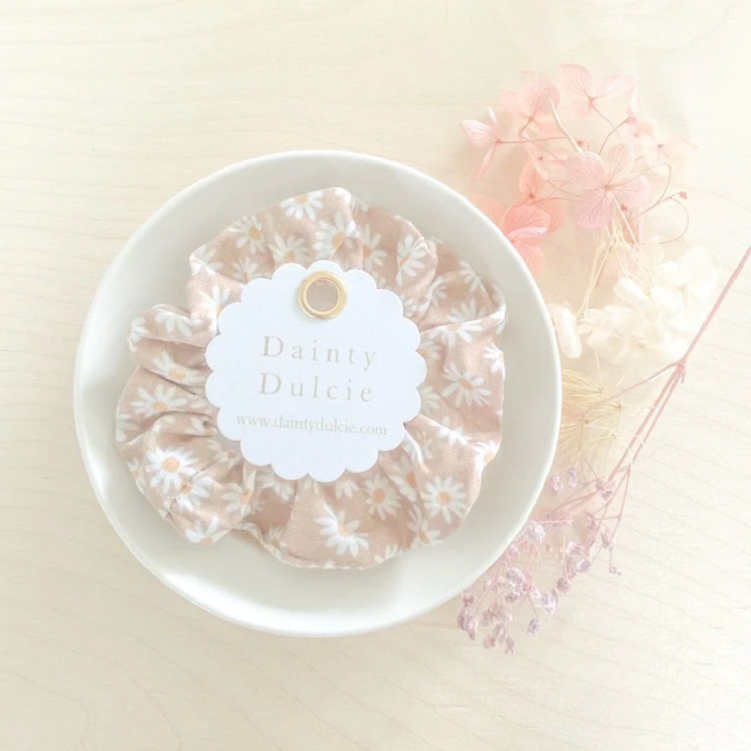 DAINTY DULCIE MARGUERITE DAISY MINI SCRUNCHIE