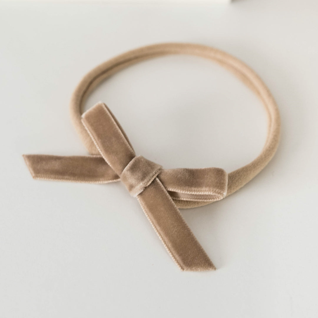 SNUGGLE HUNNY VELVET PETITE BOW BABY HEADBAND - PEBBLE