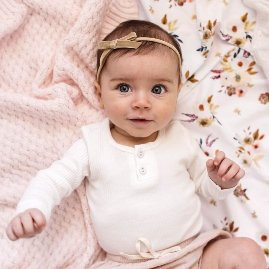 SNUGGLE HUNNY VELVET PETITE BOW BABY HEADBAND - PEBBLE