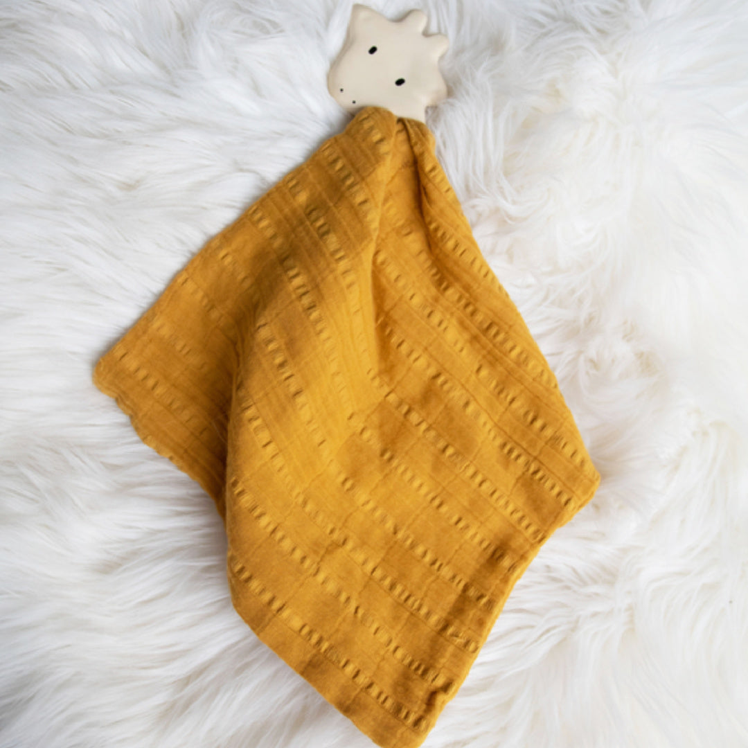 TIKIRI RUBBER TEETHER WITH MUSLIN COMFORTER - GIRAFFE