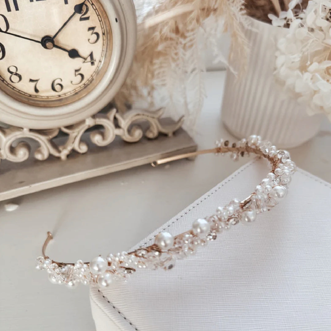 A LITTLE LACEY GIRLS EVELYN GOLD PEARL HEADBAND