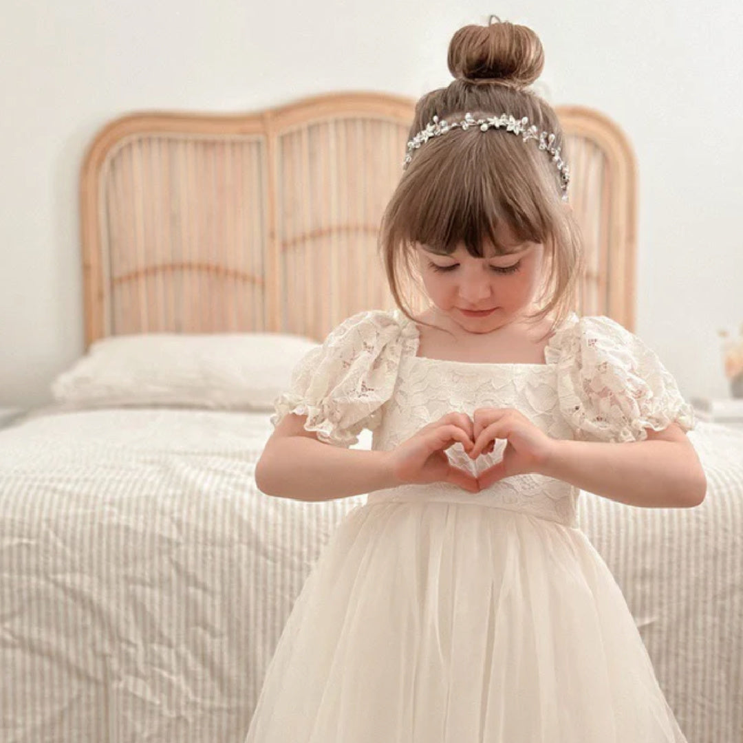 A LITTLE LACEY GIRLS VIVIENNE PEARL AND CRYSTAL HEADPIECE