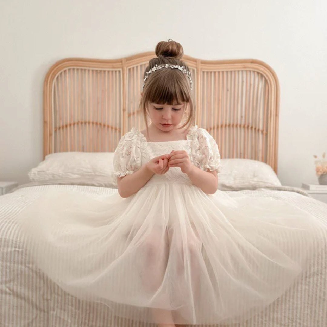 A LITTLE LACEY GIRLS VIVIENNE PEARL AND CRYSTAL HEADPIECE