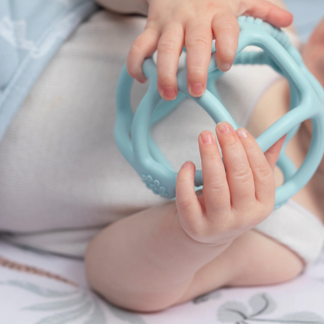 LIVING TEXTILES SILICONE TEETHING BALL - LIGHT BLUE