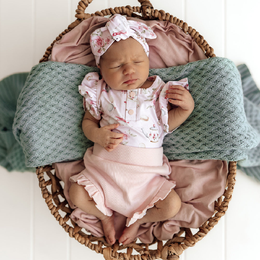 SNUGGLE HUNNY ORGANIC SHORT SLEEVE BODYSUIT WITH FRILL - ALICE&#39;S TEA PARTY