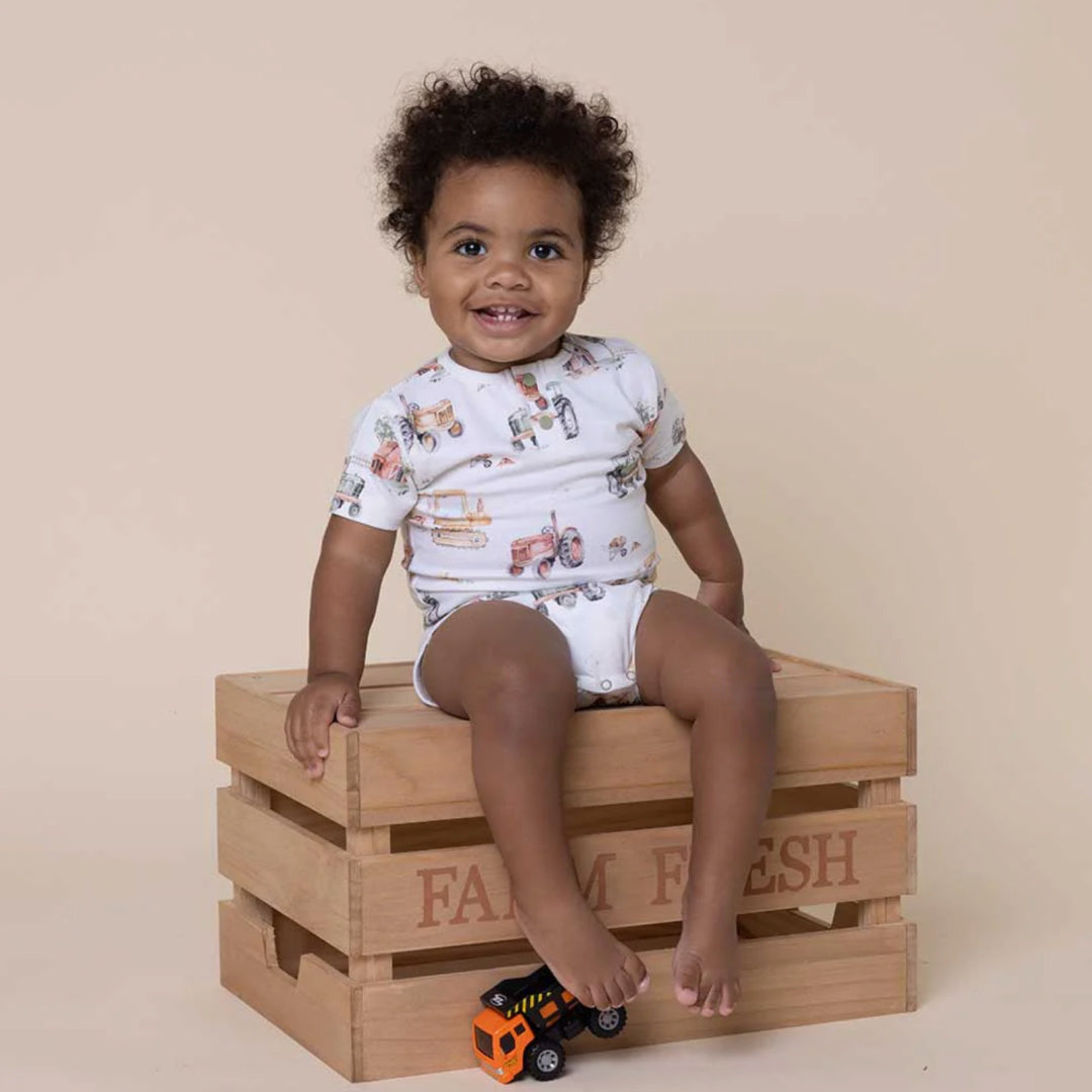 SNUGGLE HUNNY ORGANIC SHORT SLEEVE BODYSUIT - DIGGERS AND TRACTORS