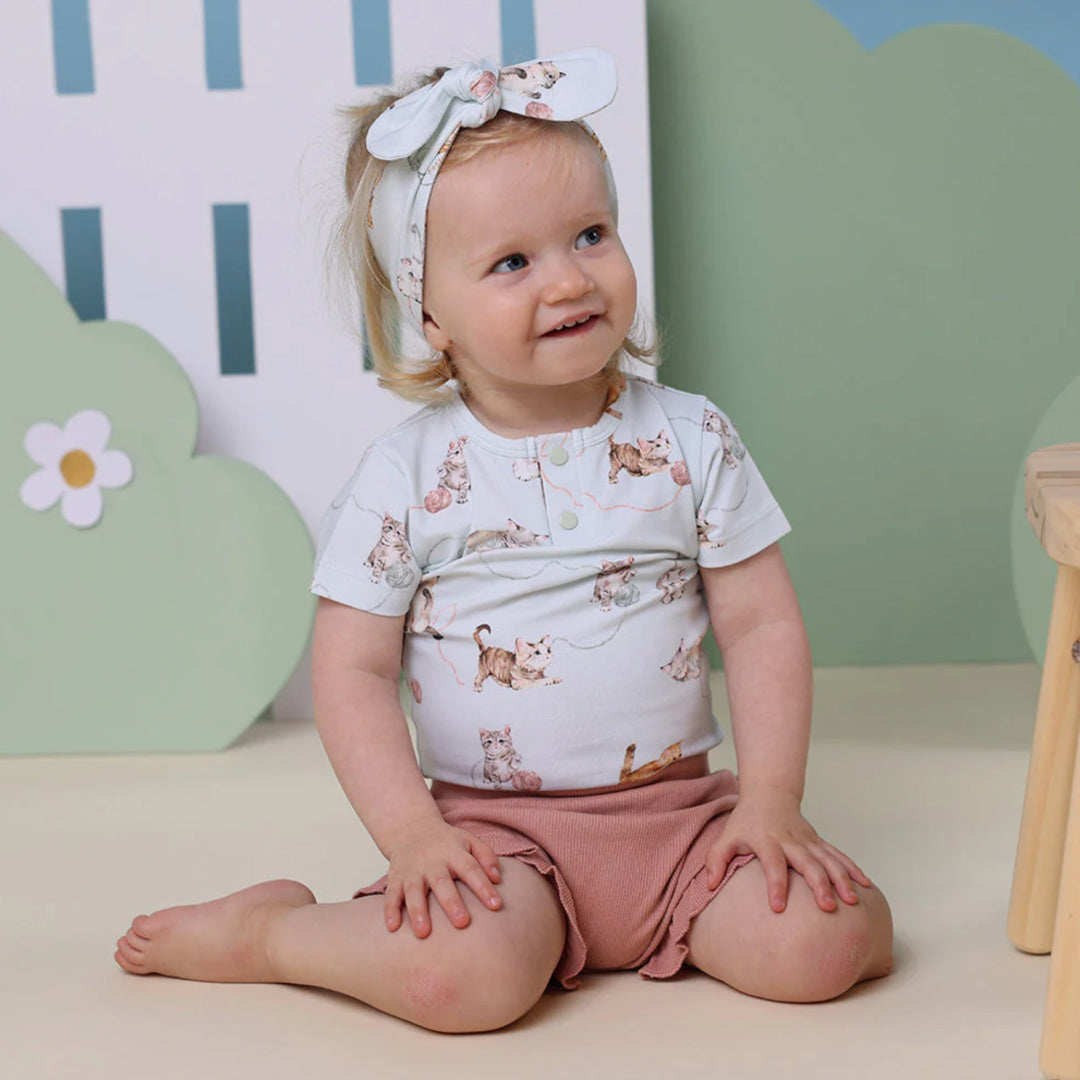 SNUGGLE HUNNY ORGANIC SHORT SLEEVE BODYSUIT - KITTENS