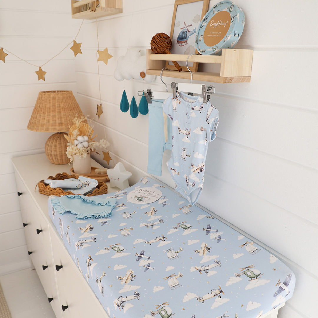 SNUGGLE HUNNY ORGANIC FITTED BASSINET SHEET / CHANGE PAD COVER - TAKING FLIGHT