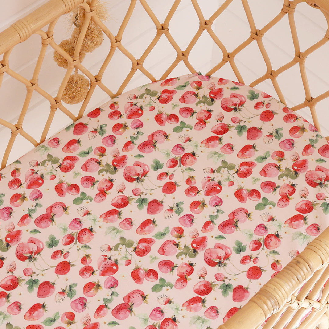 SNUGGLE HUNNY ORGANIC FITTED BASSINET SHEET / CHANGE PAD COVER - STRAWBERRY