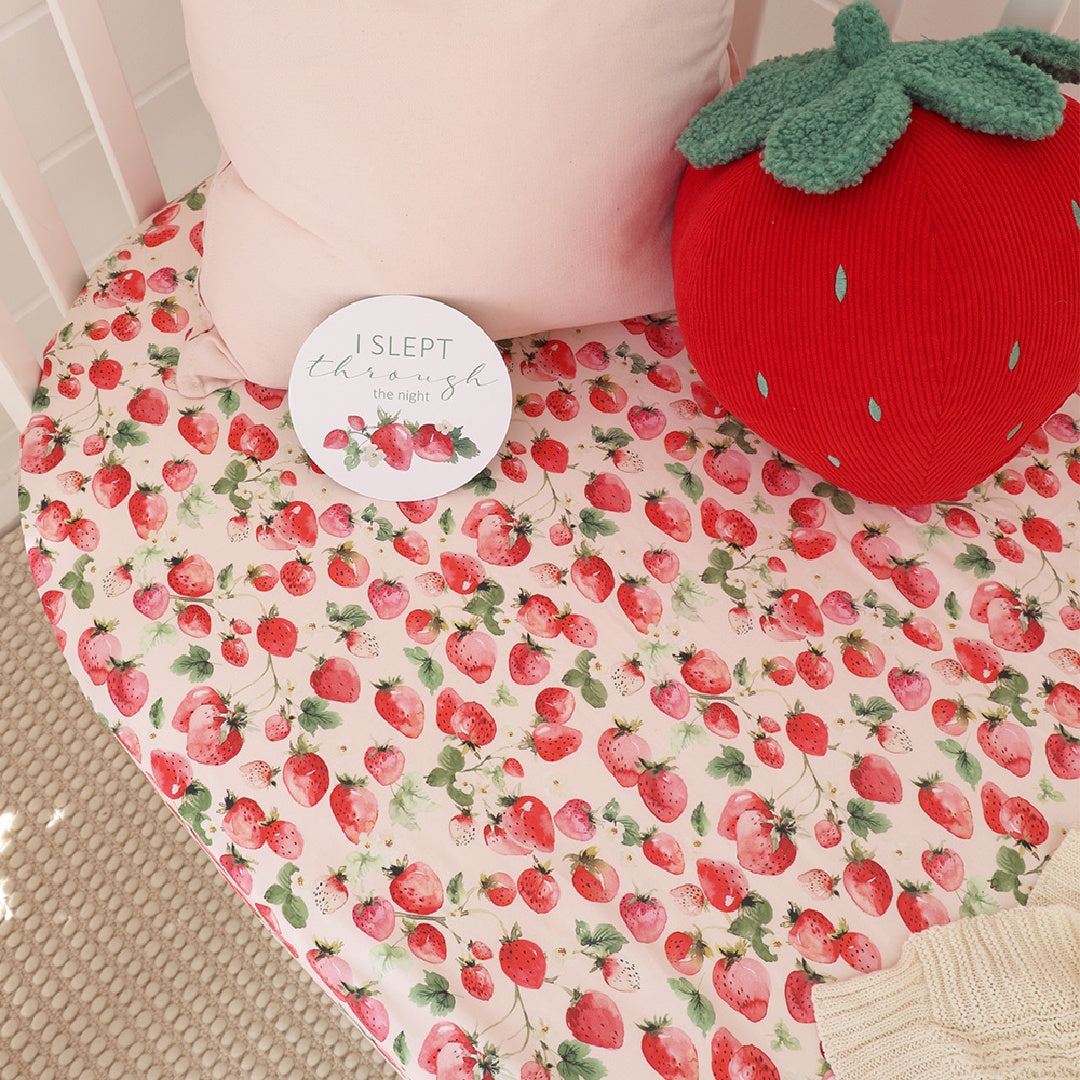 SNUGGLE HUNNY ORGANIC FITTED COT SHEET - STRAWBERRY