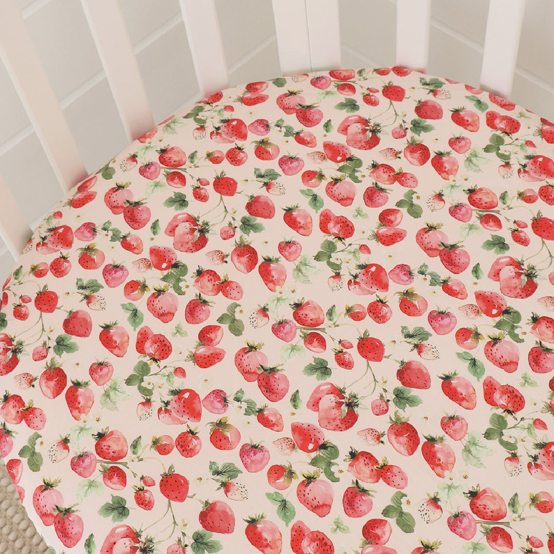 SNUGGLE HUNNY ORGANIC FITTED COT SHEET - STRAWBERRY