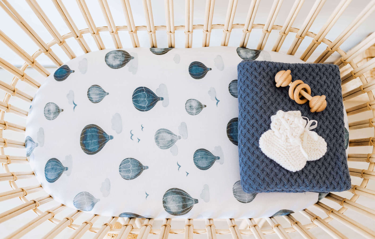 SNUGGLE HUNNY ORGANIC FITTED BASSINET SHEET / CHANGE PAD COVER - CLOUD CHASER