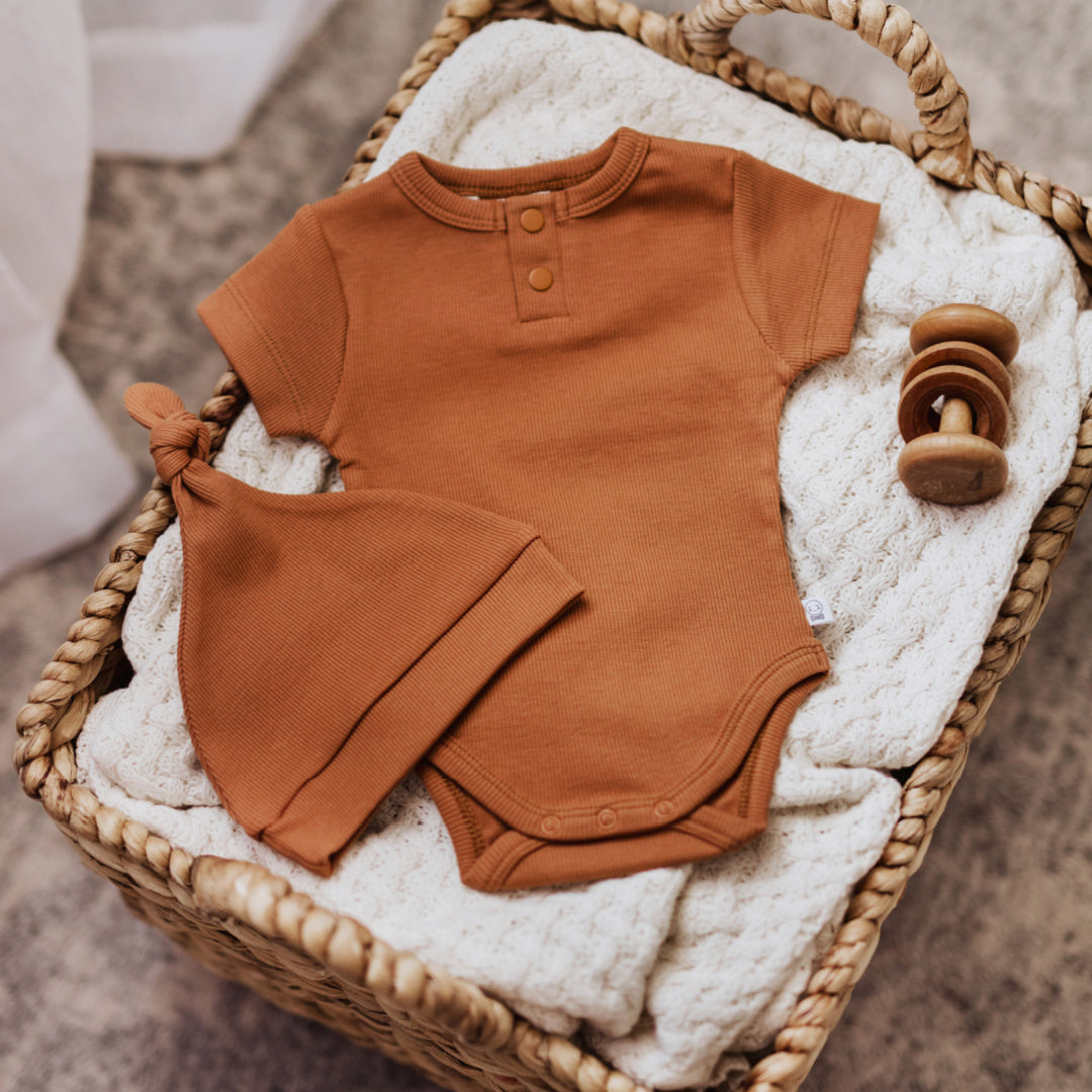 SNUGGLE HUNNY ORGANIC SHORT SLEEVE BODYSUIT - CHESTNUT