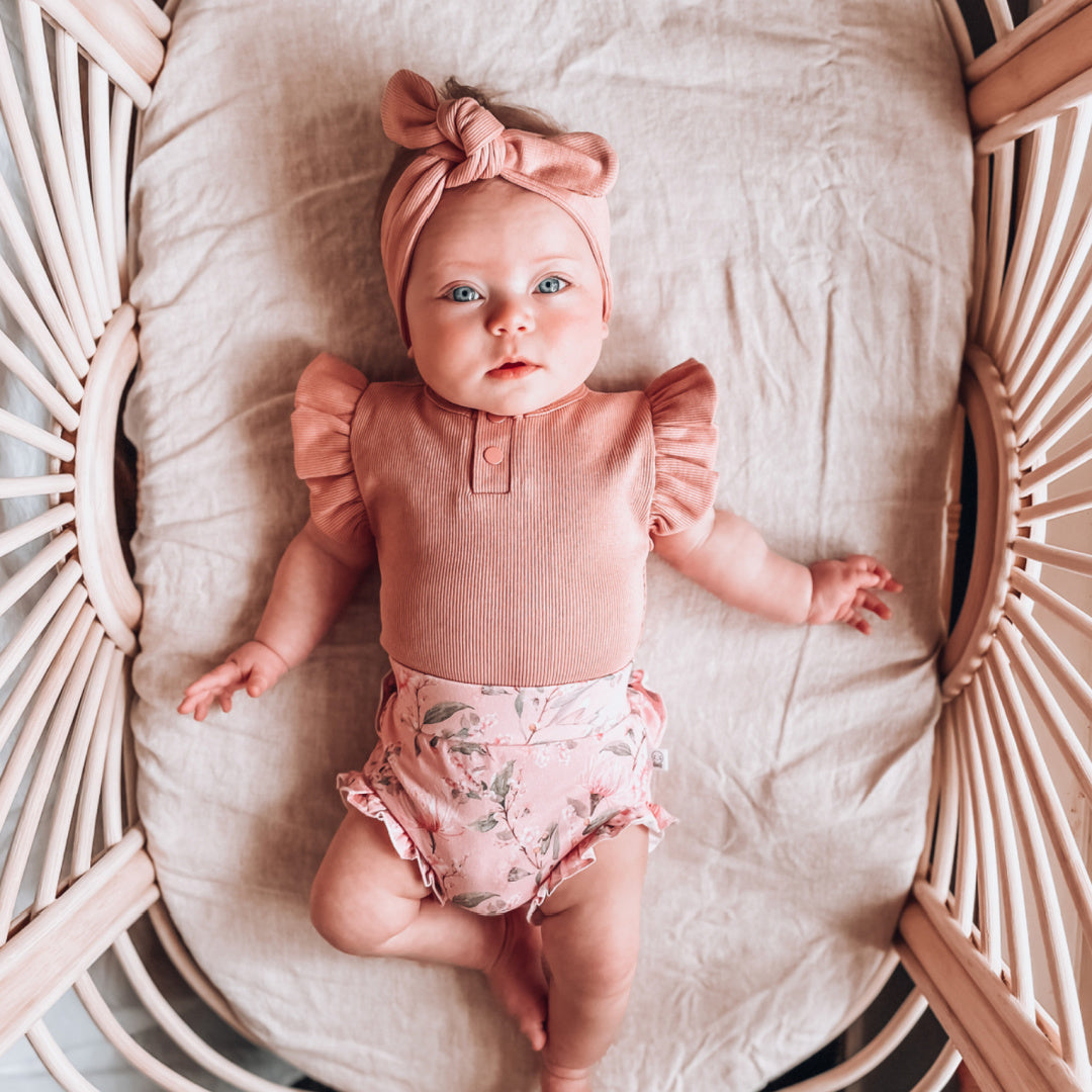 SNUGGLE HUNNY ORGANIC SHORT SLEEVE BODYSUIT WITH FRILL - ROSE