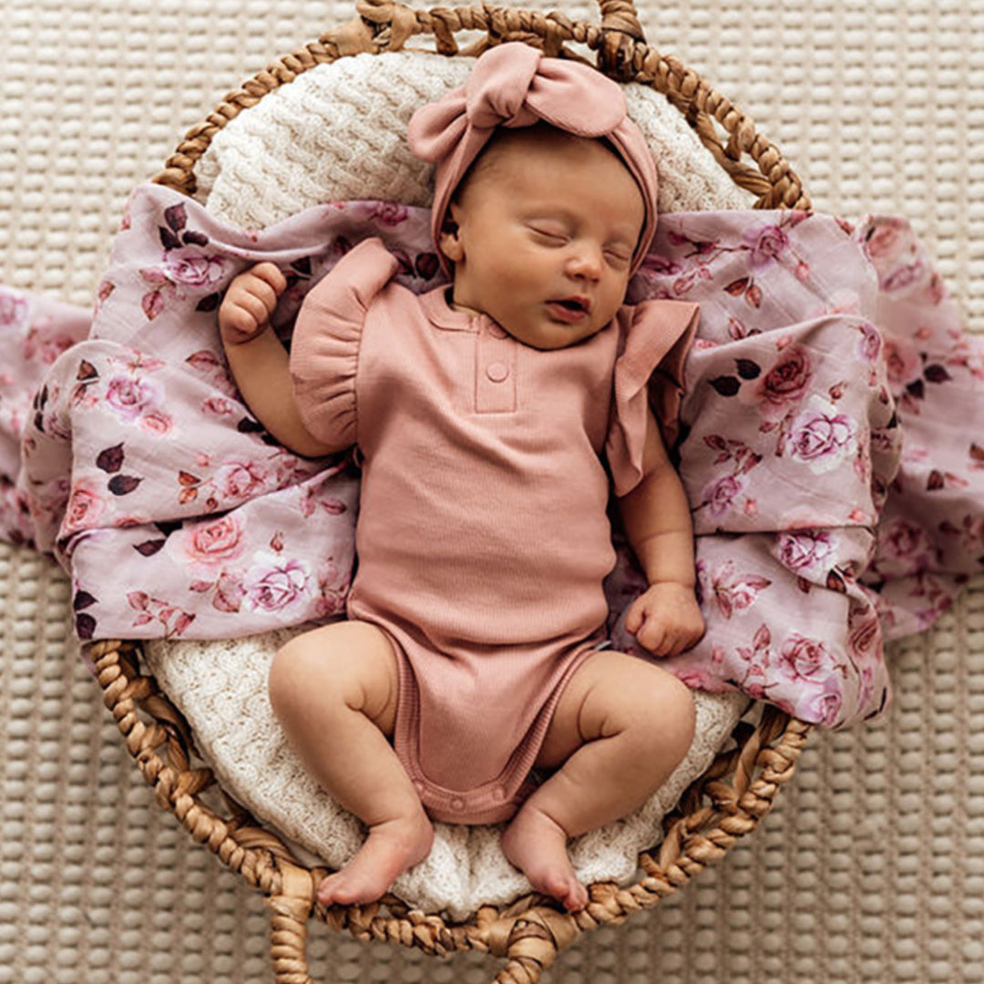 SNUGGLE HUNNY ORGANIC SHORT SLEEVE BODYSUIT WITH FRILL - ROSE