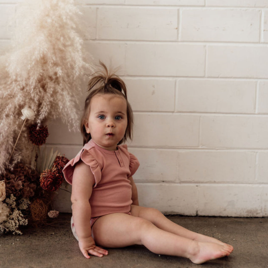 SNUGGLE HUNNY ORGANIC SHORT SLEEVE BODYSUIT WITH FRILL - ROSE