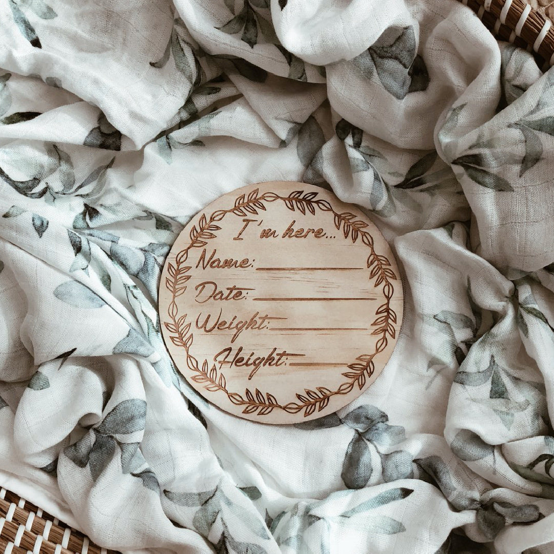 HELLO FERN WOODEN BIRTH ANNOUNCEMENT DISC - I&#39;M HERE
