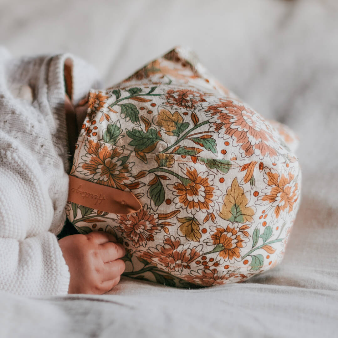 BEDHEAD HERITAGE &#39;SEARCHER&#39; REVERSIBLE RUFFLE BONNET - PEONY / MAIZE
