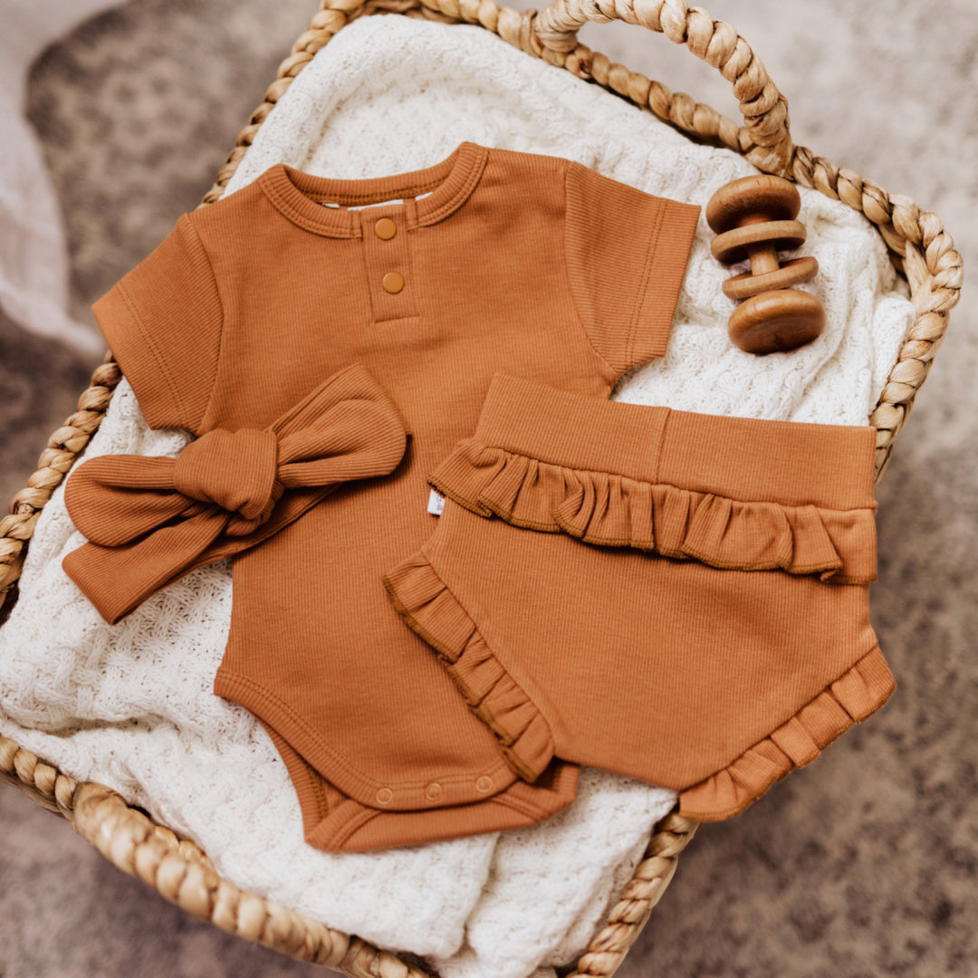 SNUGGLE HUNNY ORGANIC SHORT SLEEVE BODYSUIT - CHESTNUT