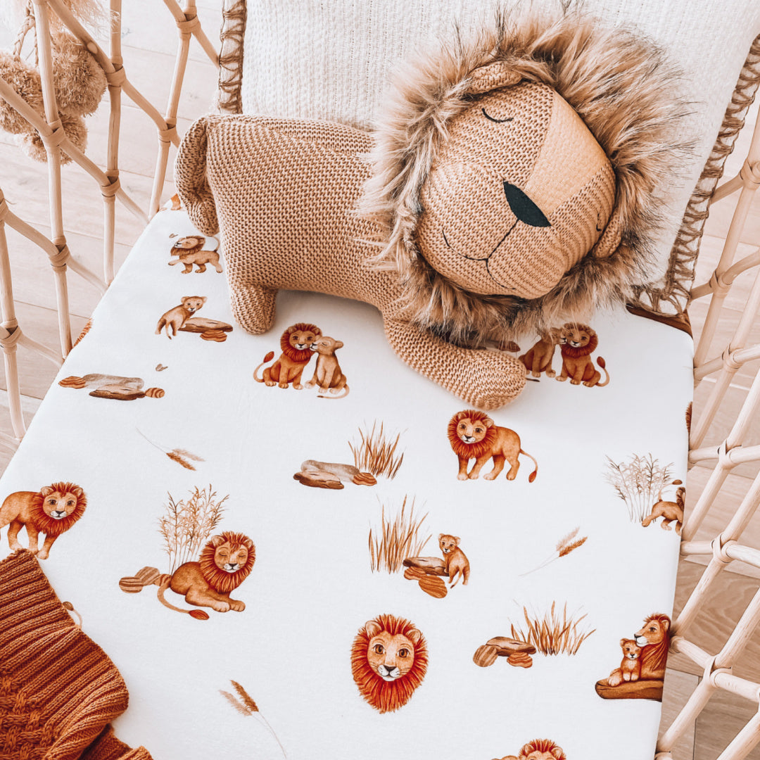 SNUGGLE HUNNY ORGANIC FITTED BASSINET SHEET / CHANGE PAD COVER - LION