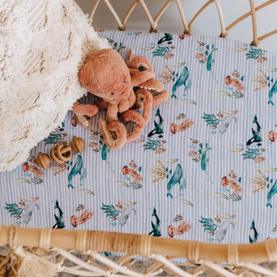 SNUGGLE HUNNY ORGANIC FITTED BASSINET SHEET / CHANGE PAD COVER - WHALE