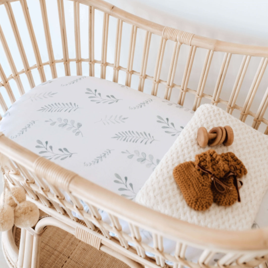 SNUGGLE HUNNY ORGANIC FITTED BASSINET SHEET / CHANGE PAD COVER - WILD FERN