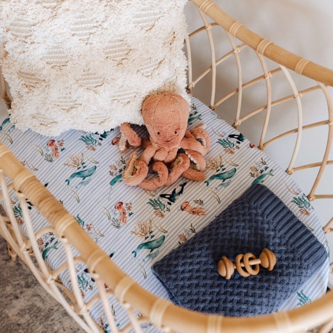 SNUGGLE HUNNY ORGANIC FITTED BASSINET SHEET / CHANGE PAD COVER - WHALE