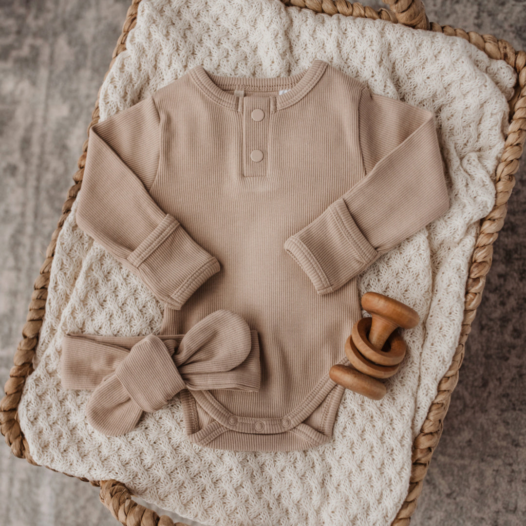 SNUGGLE HUNNY ORGANIC LONG SLEEVE BODYSUIT - PEBBLE