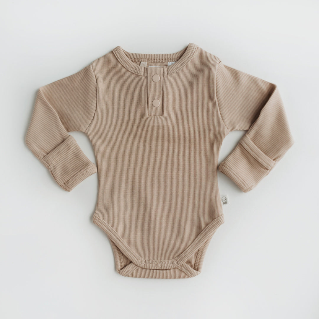 SNUGGLE HUNNY ORGANIC LONG SLEEVE BODYSUIT - PEBBLE