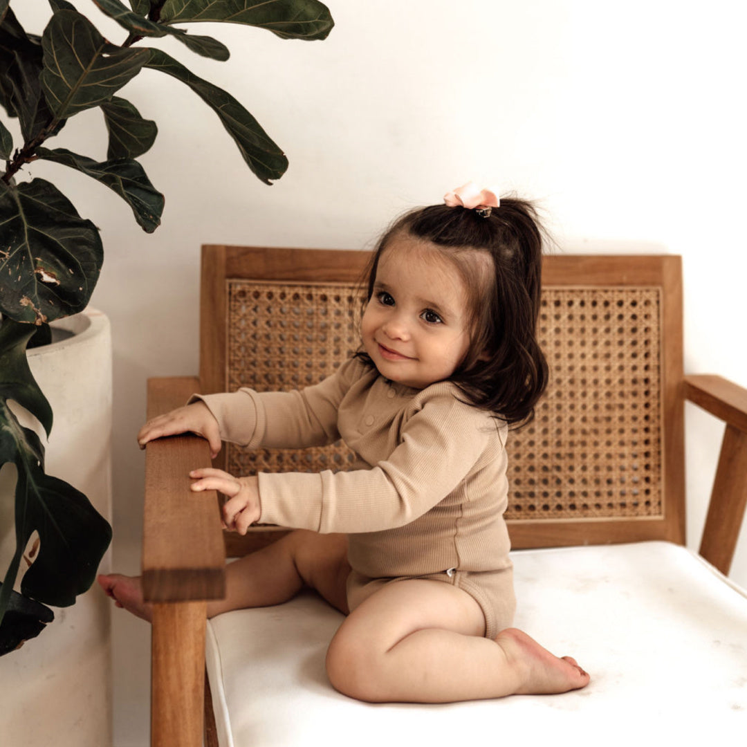 SNUGGLE HUNNY ORGANIC LONG SLEEVE BODYSUIT - PEBBLE