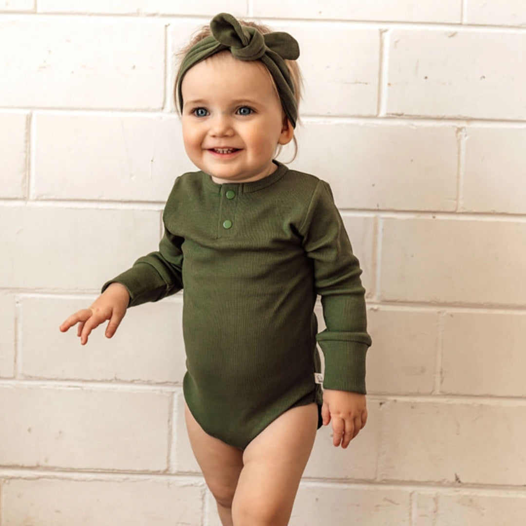 SNUGGLE HUNNY ORGANIC RIBBED TOPKNOT - OLIVE