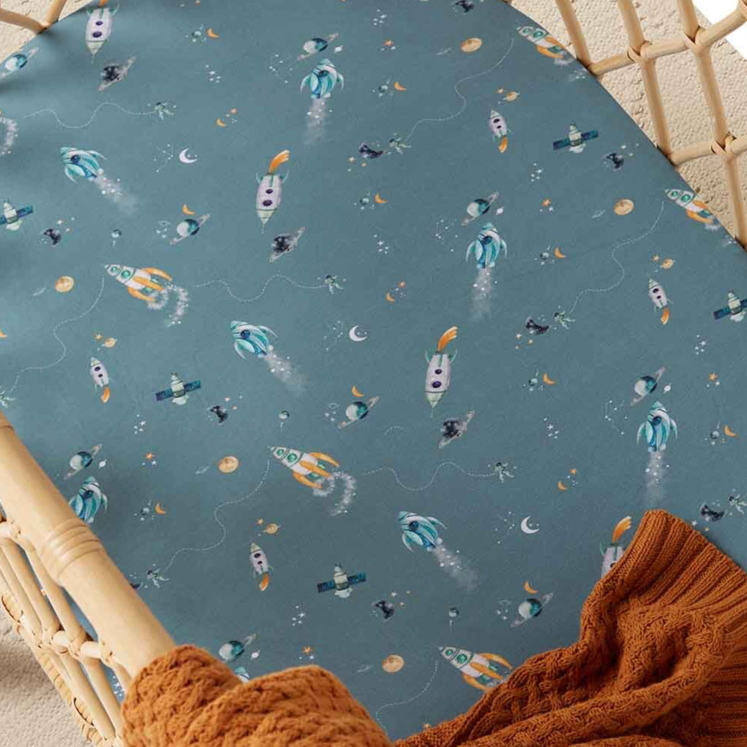 SNUGGLE HUNNY ORGANIC FITTED BASSINET SHEET / CHANGE PAD COVER - ROCKET