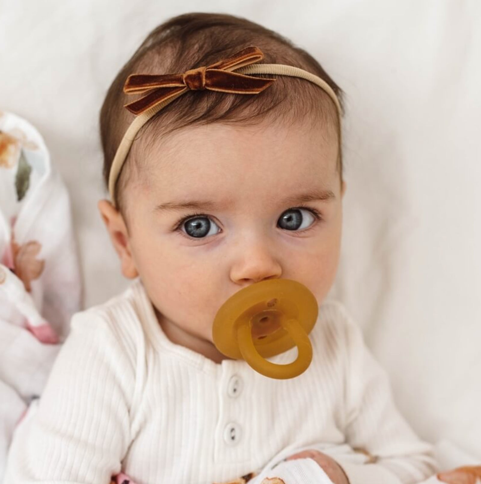 SNUGGLE HUNNY VELVET PETITE BOW BABY HEADBAND - TOFFEE