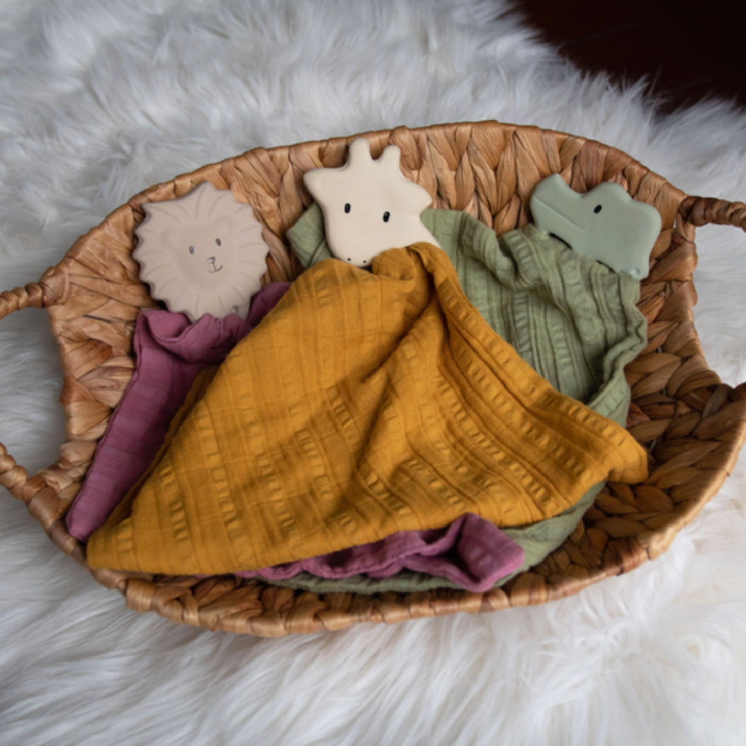 TIKIRI RUBBER TEETHER WITH MUSLIN COMFORTER - GIRAFFE